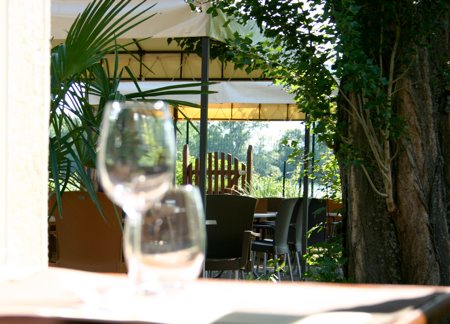 Restaurant au bord de l'eau avec terrasse ombragée