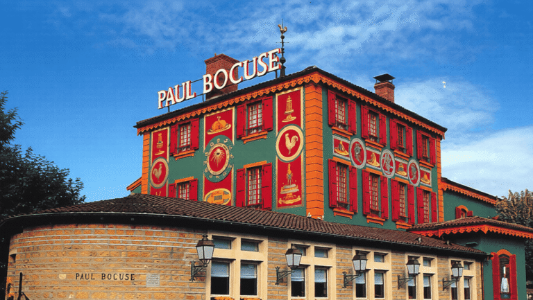 L’Auberge de Collonges : Une maison de famille au bord de la Saône devenue une adresse mythique