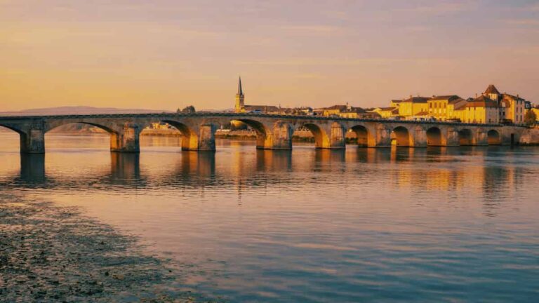 Au-dessus de la Saône, le pont Saint-Laurent relie Mâcon à la rive bressane depuis près d’un millénaire.