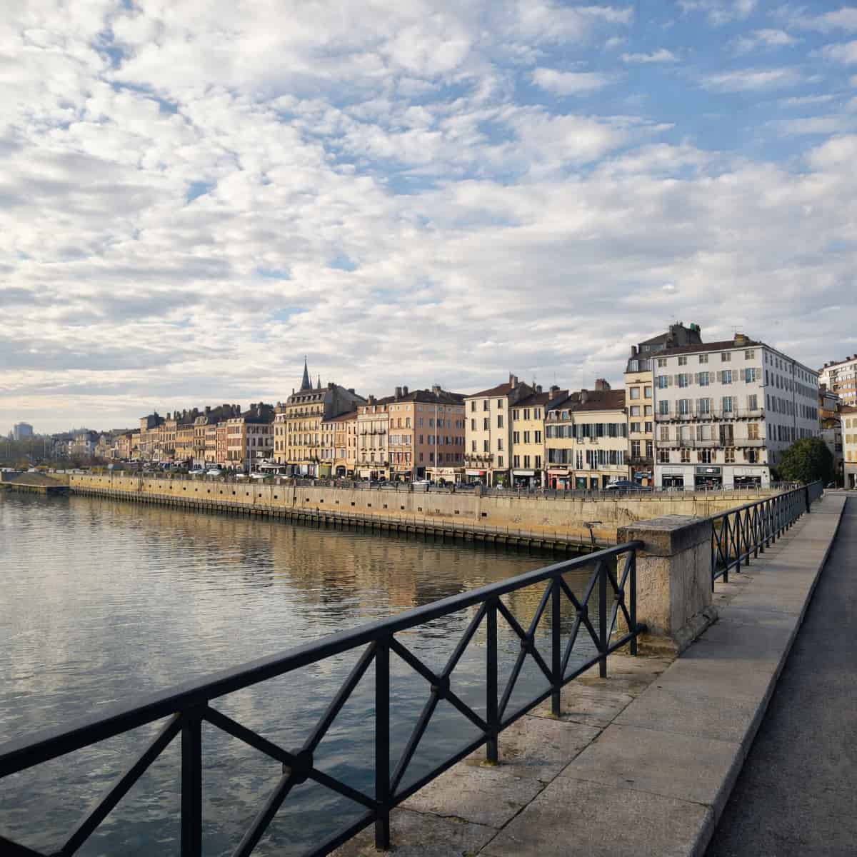 Vue depuis le pont Saint-Laurent à Mâcon, avec les façades du quai alignées le long de la Saône