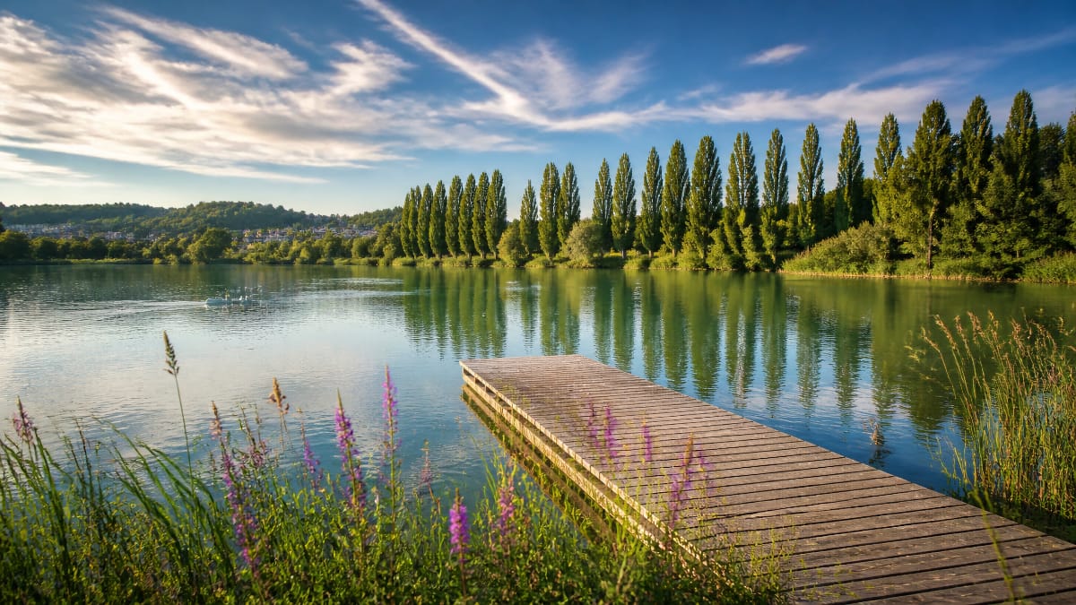 Lac de Vaivre, un plan d'eau de 86 hectares, une boucle facile de 5 km une vraie ambiance de grande base de loisirs aux portes de Vesoul