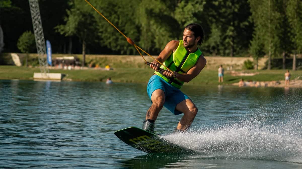 À Crêches-sur-Saône, le Port d’Arciat attire familles, riders et amateurs de fraîcheur autour d’un plan d’eau surveillé tout l’été.