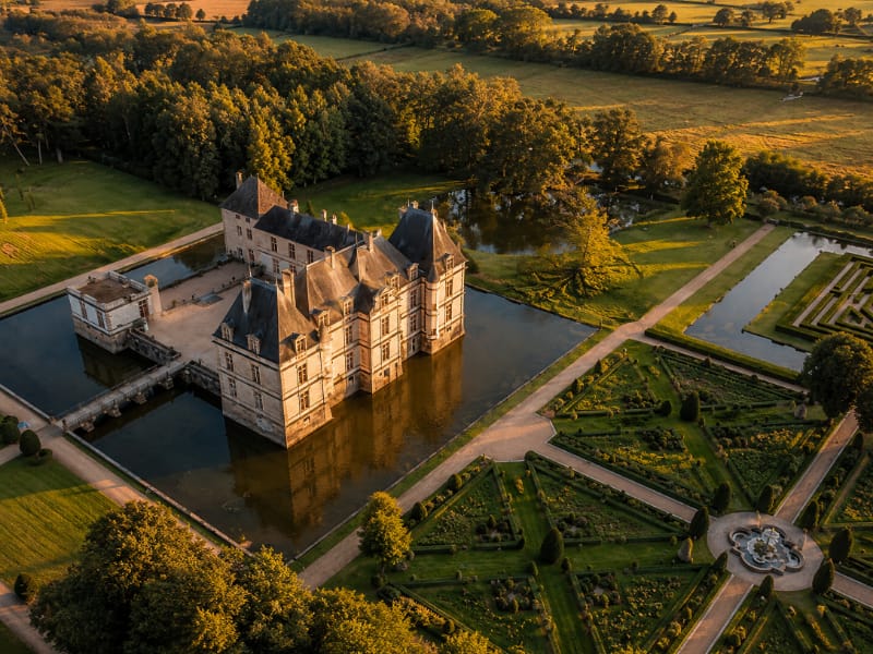 Château de Cormatin entouré de douves et de jardins en Bourgogne du Sud