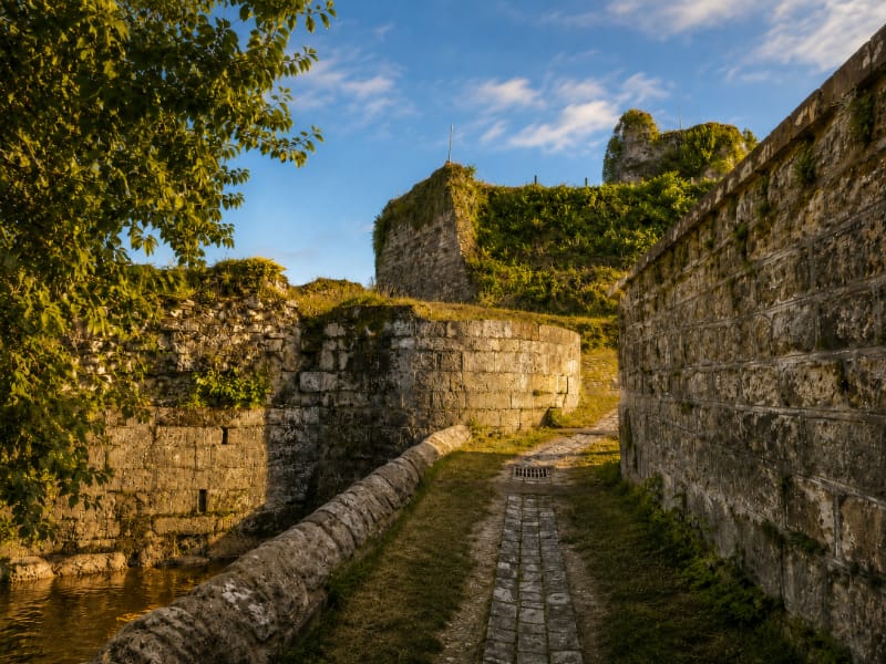 Vestiges du château dominant le bourg de Fontenoy-le-Château et la vallée