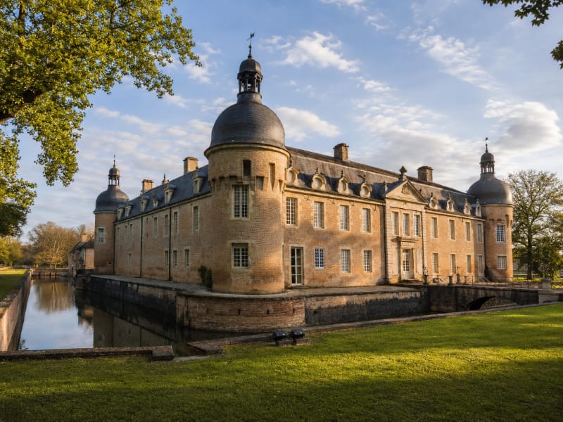 Façade et douves du château de Pierre-de-Bresse dans la Bresse bourguignonne