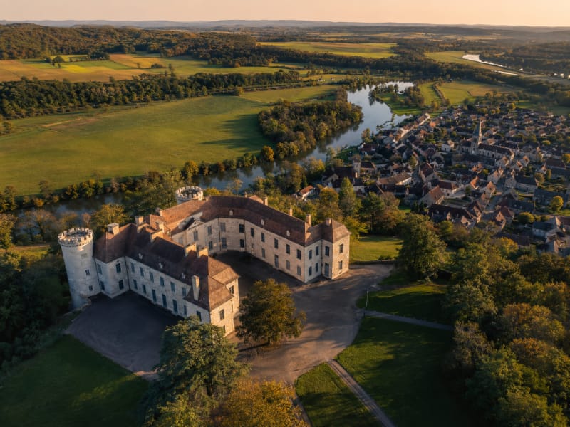 Vue panoramique sur le château de Ray-sur-Saône, le village et la rivière en contrebas