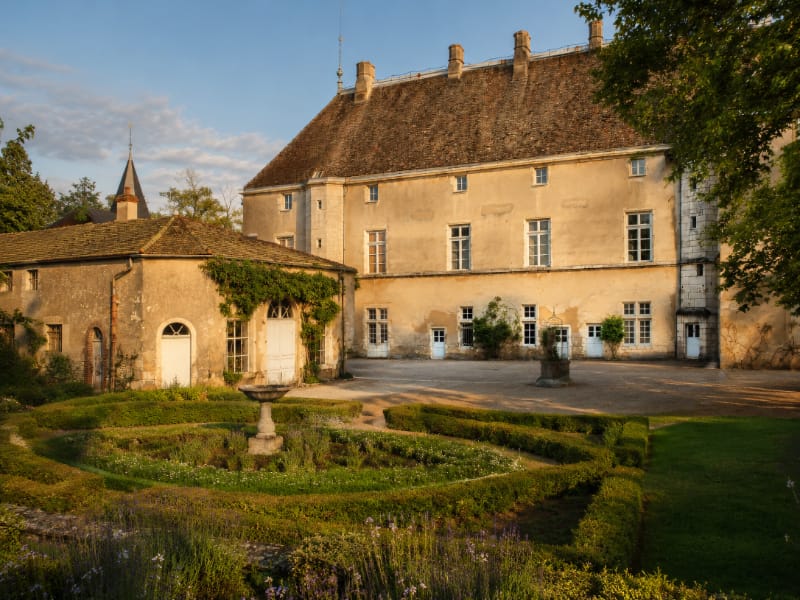 Cour et bâtiments du château de Germolles près de Chalon-sur-Saône