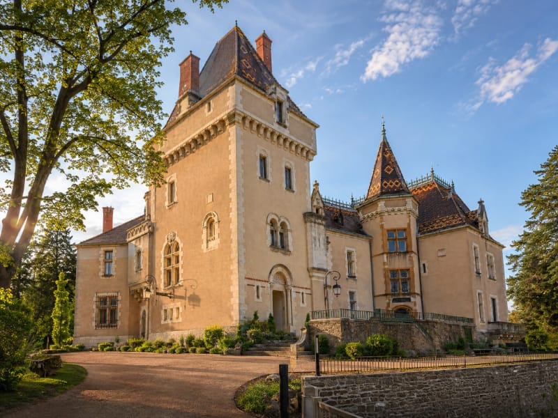 Château de Rochetaillée-sur-Saône dominant la vallée près de Lyon