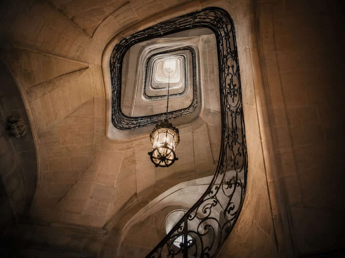 Grand escalier de pierre du château de Cormatin