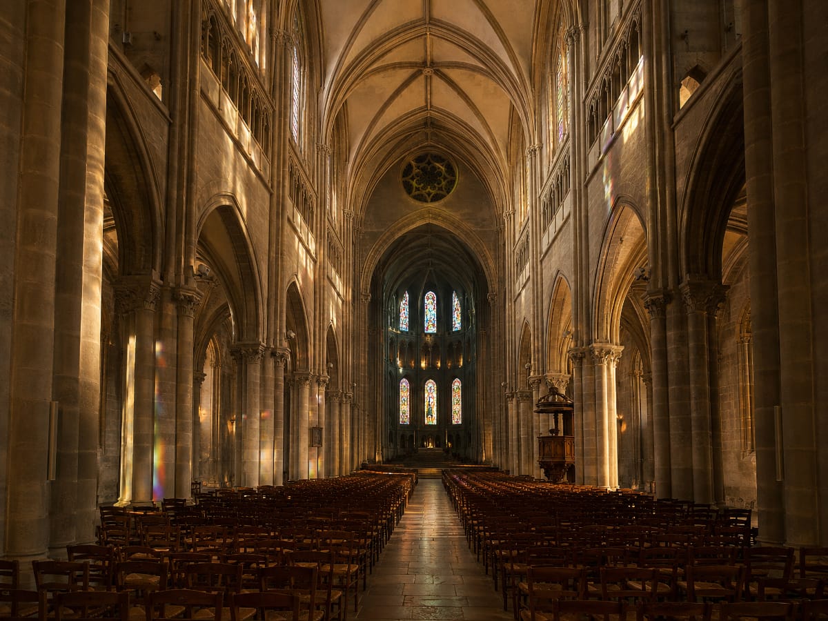 Intérieur de la cathédrale Saint-Vincent de Chalon-sur-Saône, nef éclairée par les vitraux