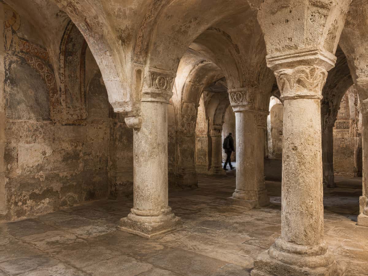 Colonnes et voûtes de la crypte de l’abbaye Saint-Philibert de Tournus