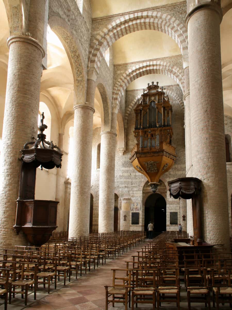 Nef de l’abbatiale Saint-Philibert de Tournus et ses voûtes transversales