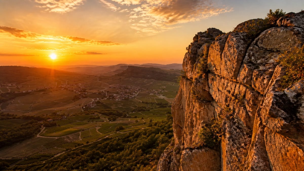 La Roche de Solutré au coucher du soleil