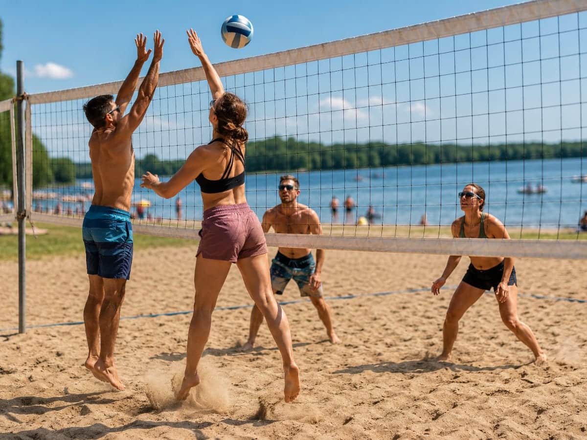 Terrain de beach-volley et pétanque au plan d'eau du Bordelan