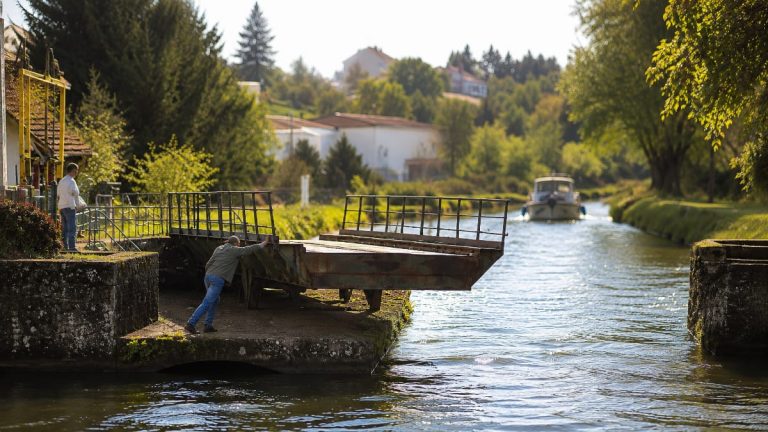 Pont tournant de Selles : le pont manuel du canal des Vosges