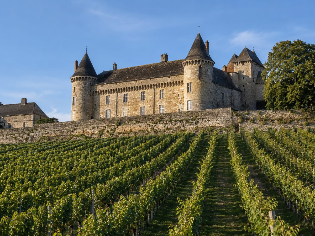 Château médiéval de Rully surplombant le vignoble en Côte chalonnaise