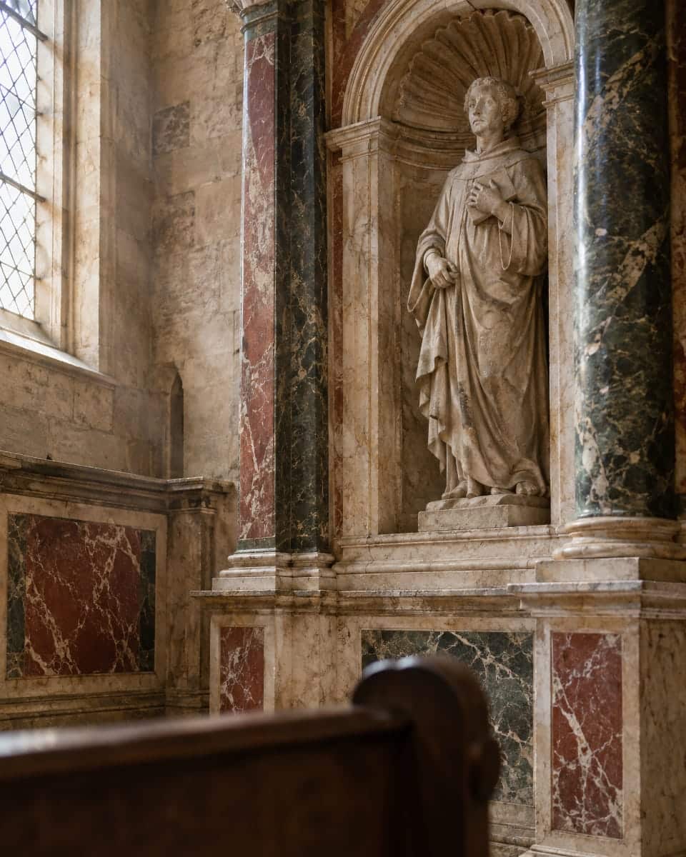 Détail de l’église Saint-Hilaire à Pesmes, dans le centre historique du village