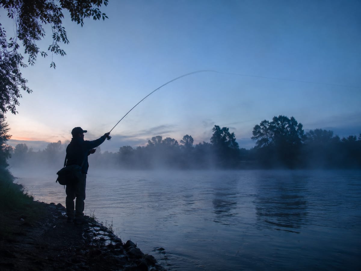 Pêcheur au bord de la Saône au petit matin, à la recherche de l'aspe
