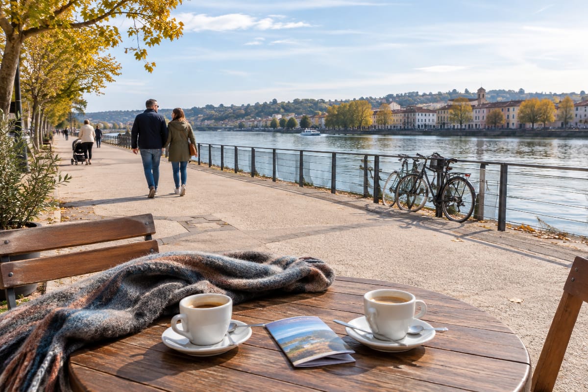 Promeneurs sur les quais de Neuville-sur-Saône au bord de la rivière en automne